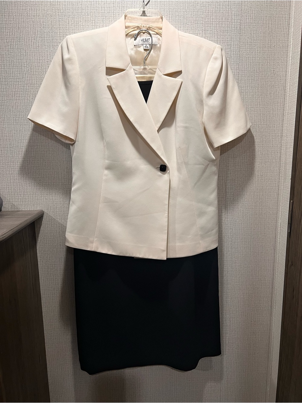 Le Suit Ivory & Black Skirt Suit Set Size 8 Short Sleeve Blazer Career Chic